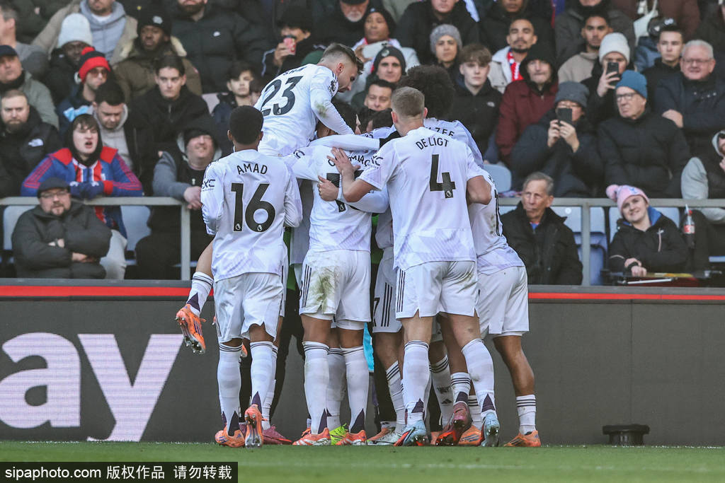 篮球火箭球队进攻端出现默契配合